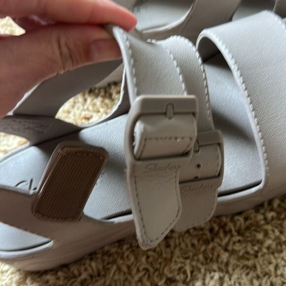 Skechers |  Luxe Foam D'lites 2.0 Beach Sandals Women's Taupe | 11 - Picture 9 of 9